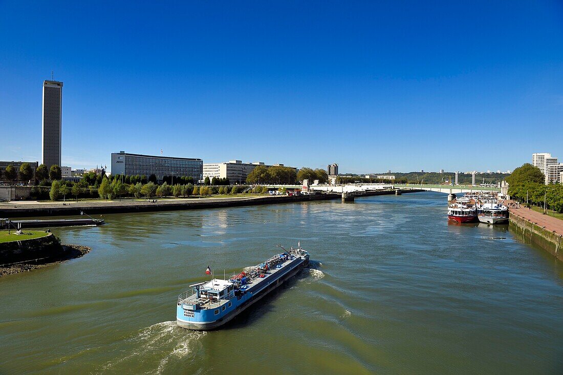 Frankreich, Seine Maritime, Rouen, Lastkahn auf der Seine und die Boieldieu-Brücke, im Hintergrund der Turm des Departementsarchivs von Seine-Maritime