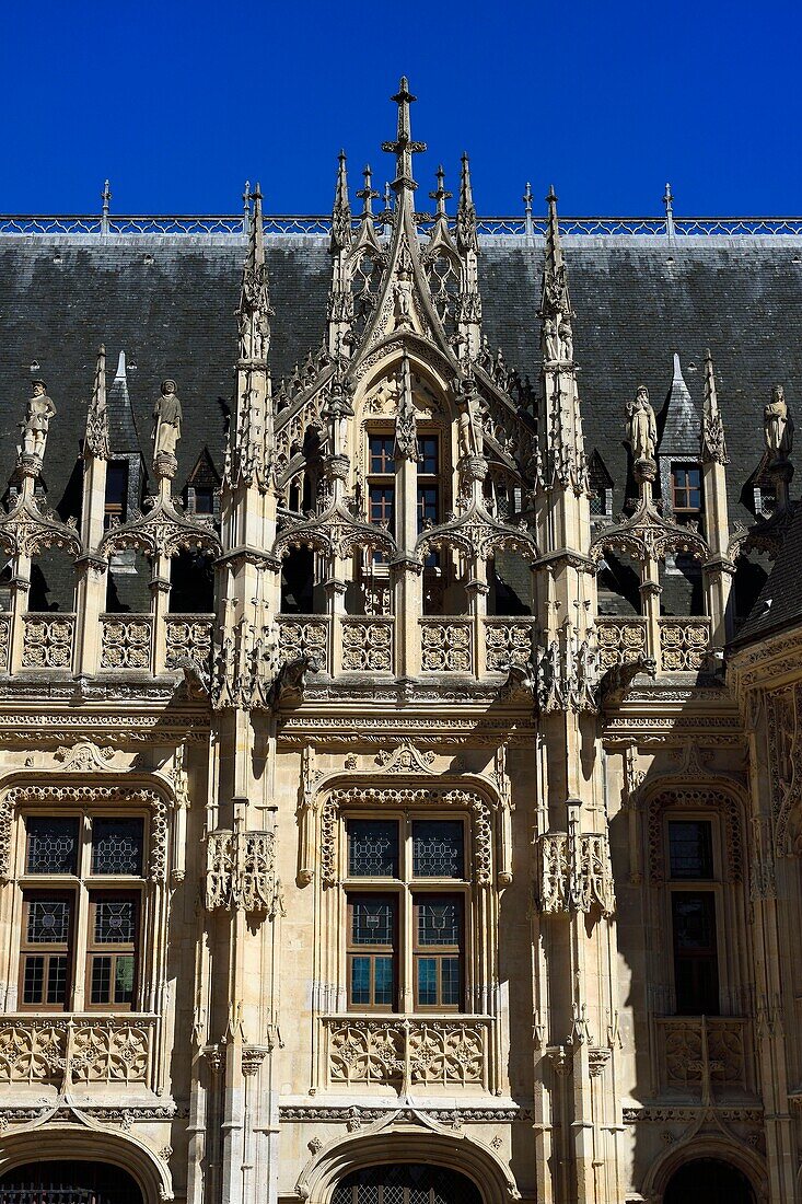 Frankreich, Seine-Maritime, Rouen, das Palais de Justice (Gerichtsgebäude), einst Sitz des Parlement (französisches Gericht) der Normandie und ein einzigartiges Beispiel gotischer Zivilarchitektur des späten Mittelalters in Frankreich, Fassade des Gerichtsgebäudes