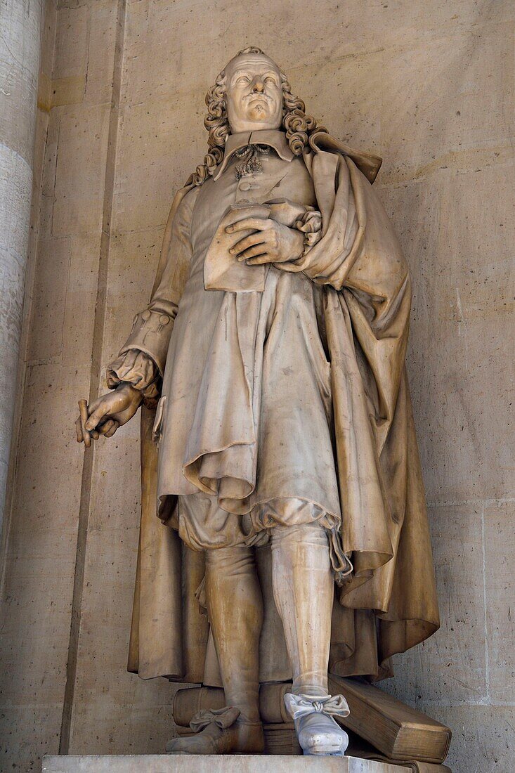 Frankreich, Seine Maritime, Rouen, das Rathaus in der ehemaligen Abtei Saint-Ouen, Statue von Pierre Corneille in der Ehrenhalle