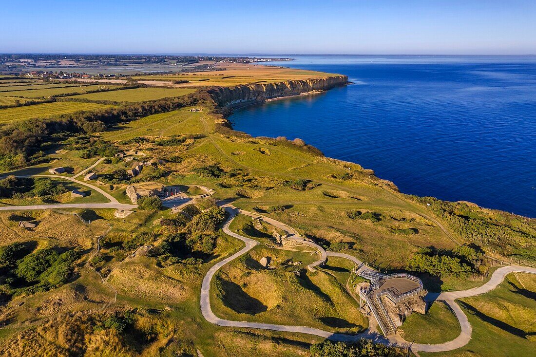 Frankreich, Calvados, Cricqueville en Bessin, Pointe du Hoc, Ruinen der deutschen Befestigungen und Bombenlöcher der Landung in der Normandie vom 6. Juni 1944 während des Zweiten Weltkriegs (Luftaufnahme)