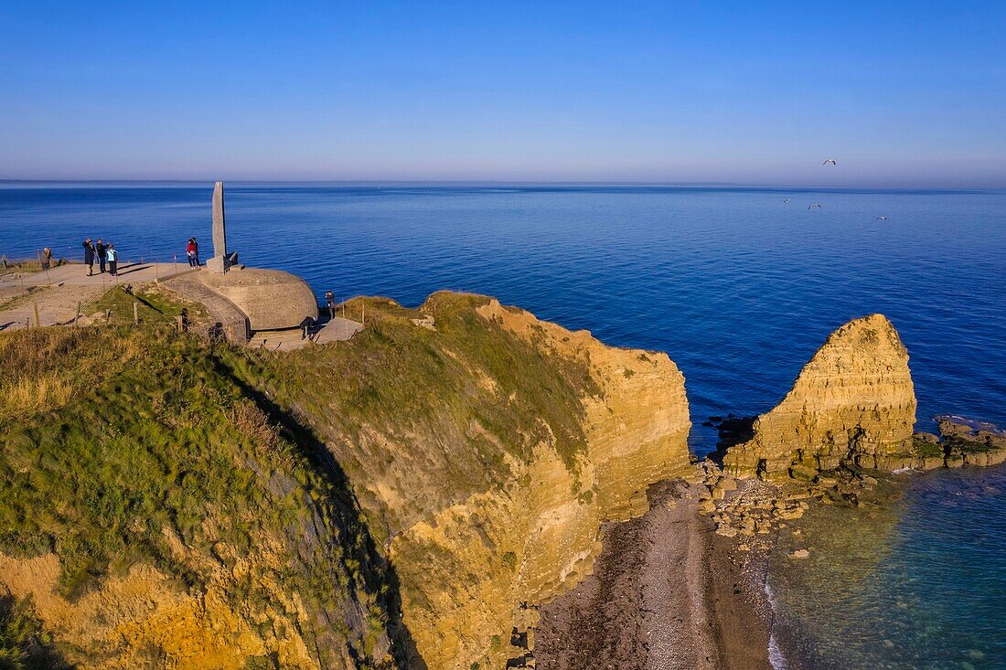 Frankreich, Calvados, Cricqueville en Bessin, Pointe du Hoc, deutsche Befestigungsanlagen des Atlantikwalls, ehemalige deutsche Batterie-Beobachtungs- und Schießstation, Denkmal zu Ehren der Opfer der amerikanischen Truppen und einer der Gedenkorte der Landung (Luftaufnahme)