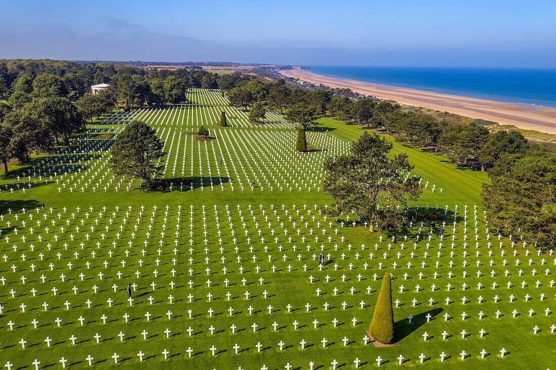 Frankreich, Calvados, Colleville sur Mer, der Strand der Landung in der Normandie, amerikanischer Friedhof und Gedenkstätte in der Normandie, Omaha Beach im Hintergrund