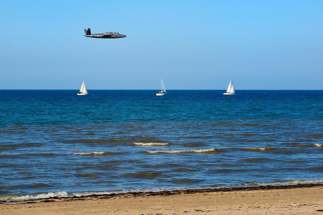 Frankreich, Calvados, Saint Aubin sur Mer, Zweisitziges militärisches Trainingsflugzeug, das von 1959 bis 1994 in der französischen Marinefliegerei eingesetzt wurde, die Fouga CM-175 Zephyr über Juno Beach