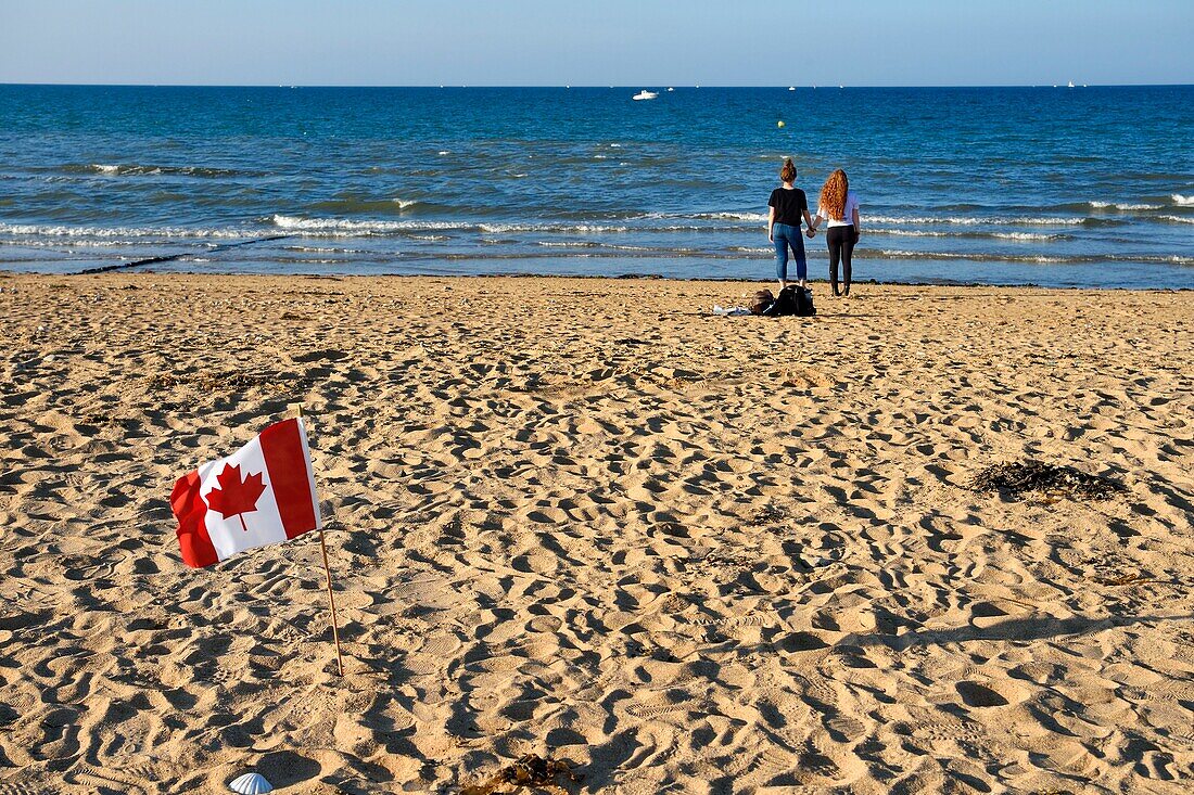 Frankreich, Calvados, Courseulles sur Mer, Juno Beach Centre, Museum über die Rolle Kanadas im Zweiten Weltkrieg, Nachkommen kanadischer Soldaten am Strand