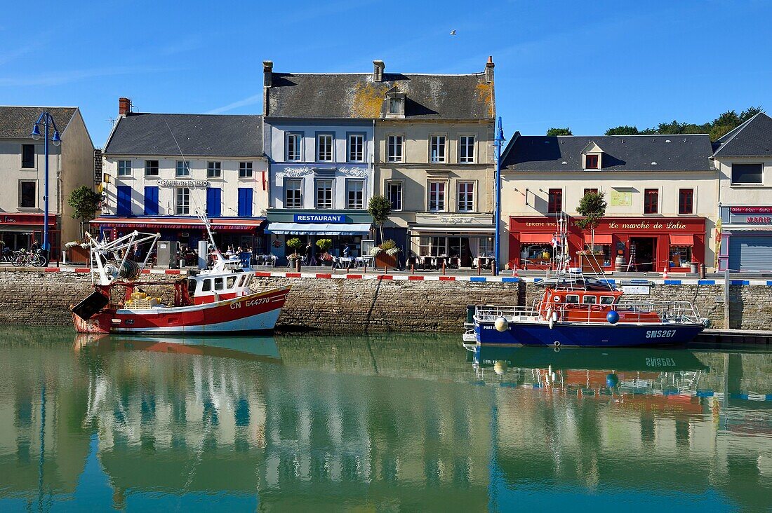Frankreich, Calvados, Cote de Nacre, Port en Bessin, Schleppnetzfischer im Fischereihafen