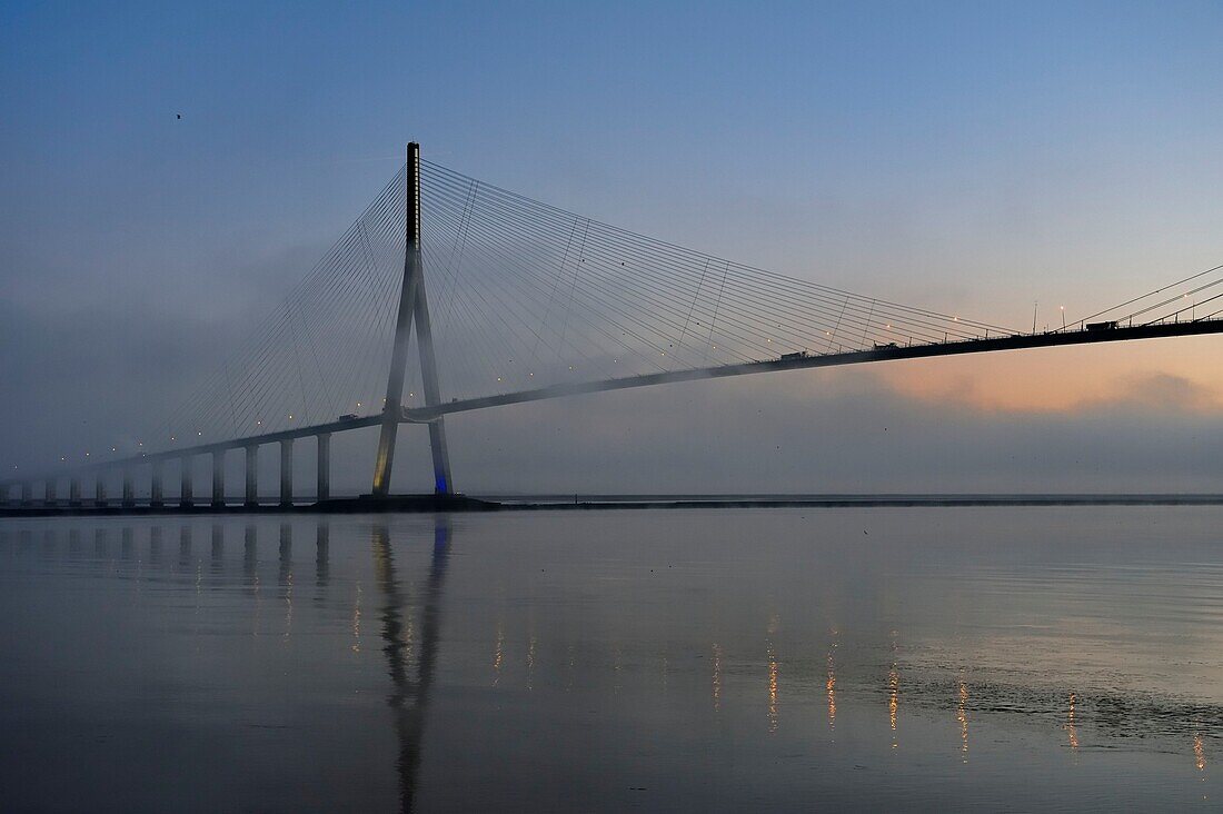 Frankreich, zwischen Calvados und Seine Maritime, die Pont de Normandie (Normandie-Brücke) im Morgengrauen, sie überspannt die Seine und verbindet die Städte Honfleur und Le Havre