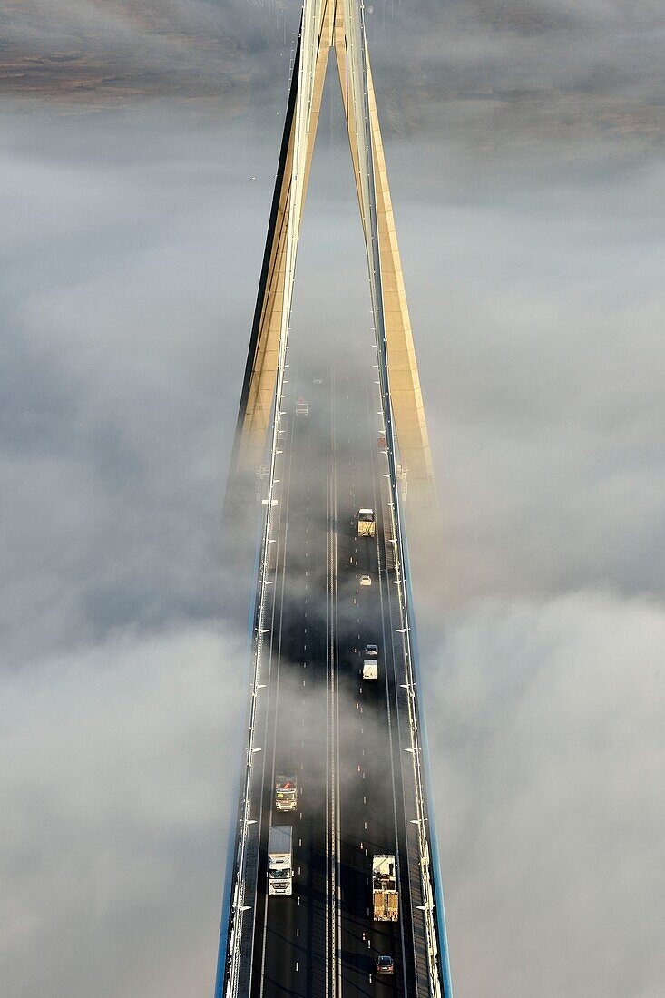 Frankreich, zwischen Calvados und Seine Maritime, die Pont de Normandie (Normandie-Brücke), die aus dem Morgennebel des Herbstes auftaucht und die Seine überspannt, Blick von der Spitze des südlichen Pylons