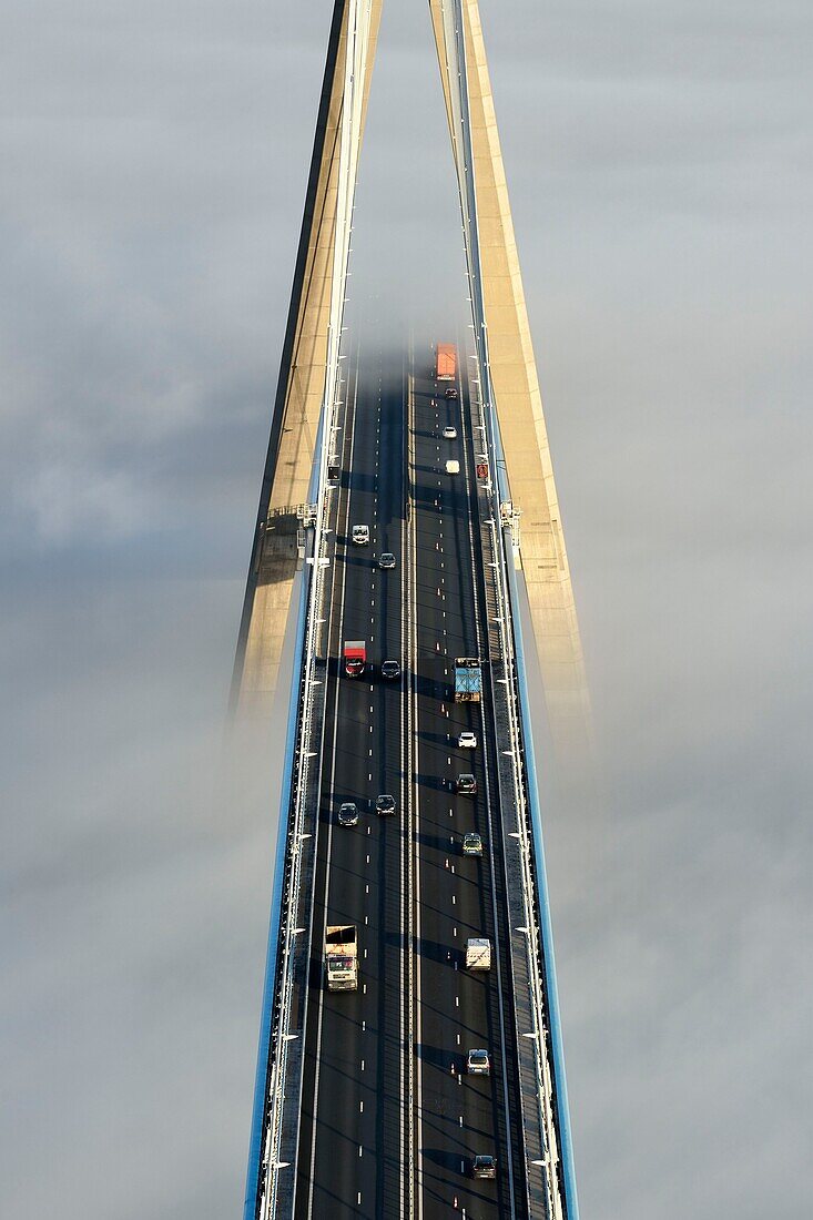 Frankreich, zwischen Calvados und Seine Maritime, die Pont de Normandie (Normandie-Brücke), die aus dem Morgennebel des Herbstes auftaucht und die Seine überspannt, Blick von der Spitze des südlichen Pylons