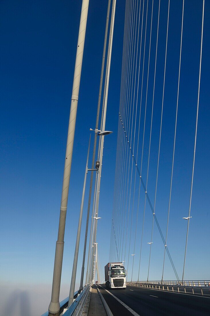 Frankreich, zwischen Calvados und Seine Maritime, die Pont de Normandie (Normandie-Brücke) überspannt die Seine im Nebel