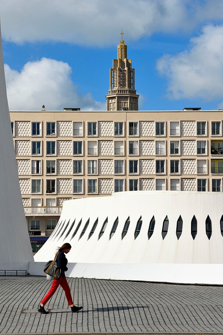 Frankreich, Seine Maritime, Le Havre, von Auguste Perret wiederaufgebautes Stadtzentrum, von der UNESCO zum Weltkulturerbe erklärt, die kleine Vulkan-Bibliothek, ein Kunstwerk des Architekten Oscar Niemeyer, im Hintergrund die St. Josephs-Kirche