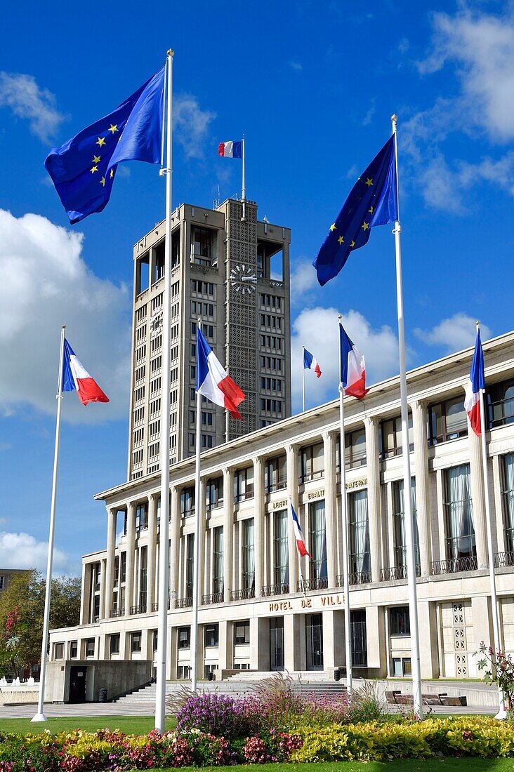 Frankreich, Seine Maritime, Le Havre, von Auguste Perret wiederaufgebaute Innenstadt, von der UNESCO zum Weltkulturerbe erklärt, das Kriegerdenkmal vor einem Perret-Gebäude