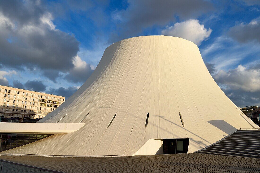 Frankreich, Seine Maritime, Le Havre, von Auguste Perret wiederaufgebaute Innenstadt, von der UNESCO zum Weltkulturerbe erklärt, das Kriegerdenkmal vor einem Perret-Gebäude