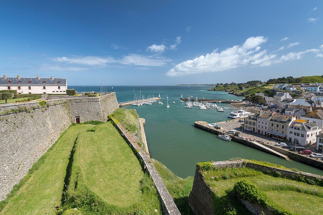 Frankreich, Morbihan, Insel Belle-Ile, le Palais, der Hafen des Palais von der Zitadelle Vauban aus gesehen