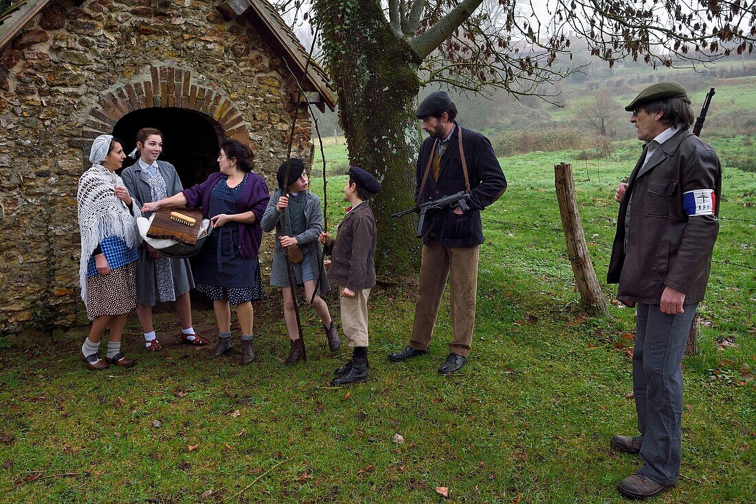 Frankreich, Eure, altes Waschhaus von Sainte Colombe prés Vernon, Allied Reconstitution Group (US World War 2 and french Maquis historical reconstruction Association), die Reenactors in Partisanen der französischen Streitkräfte des Inneren (FFI) mit ihrer Familie