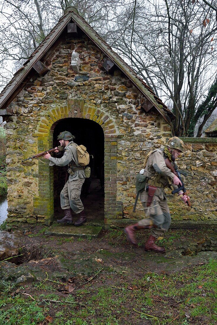 Frankreich, Eure, altes Waschhaus von Sainte Colombe prés Vernon, Allied Reconstitution Group (US World War 2 and french Maquis historical reconstruction Association), Reenactors in Uniform der 101st US Airborne Division