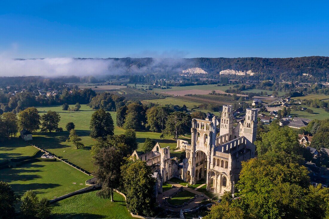 Frankreich, Seine-Maritime, Frankreich, Seine-Maritime, Pays de Caux, Regionaler Naturpark der normannischen Seine-Mäander, Jumieges, die im 7. Jahrhundert gegründete Abtei Saint Pierre de Jumieges (Luftbild)