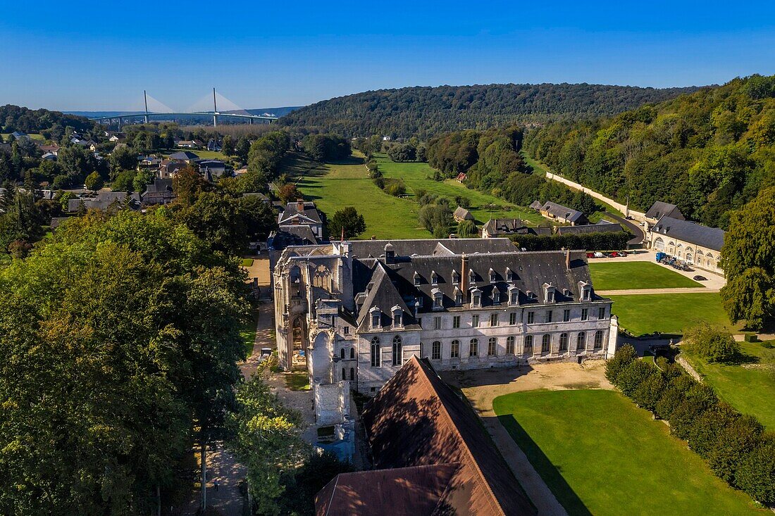 Frankreich, Seine-Maritime, Pays de Caux, Regionaler Naturpark Seine-Mäander, Saint Wandrille Rançon, Abtei Saint-Wandrille de Fontenelle aus dem 7. Jahrhundert, im Hintergrund die Pont de Brotonne (Luftaufnahme)