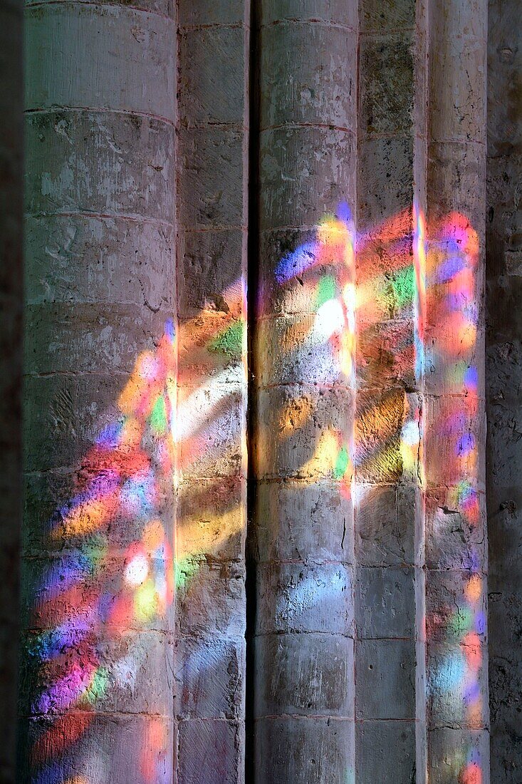 Frankreich, Seine-Maritime, Saint-Martin-de-Boscherville, Abtei Saint-Georges de Boscherville aus dem 12. Jahrhundert, Glasmalerei im Kirchenschiff der Abtei