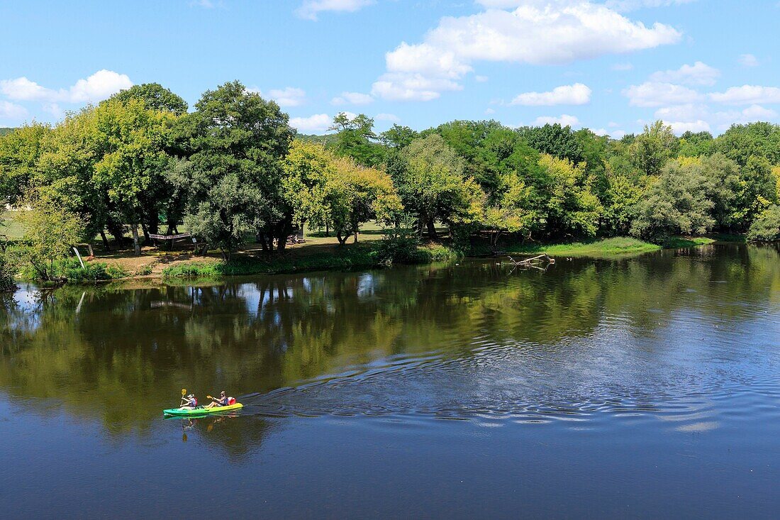 France, Lot, Quercy, Dordogne Valley, Meyronne, canoeing down the Dordogne