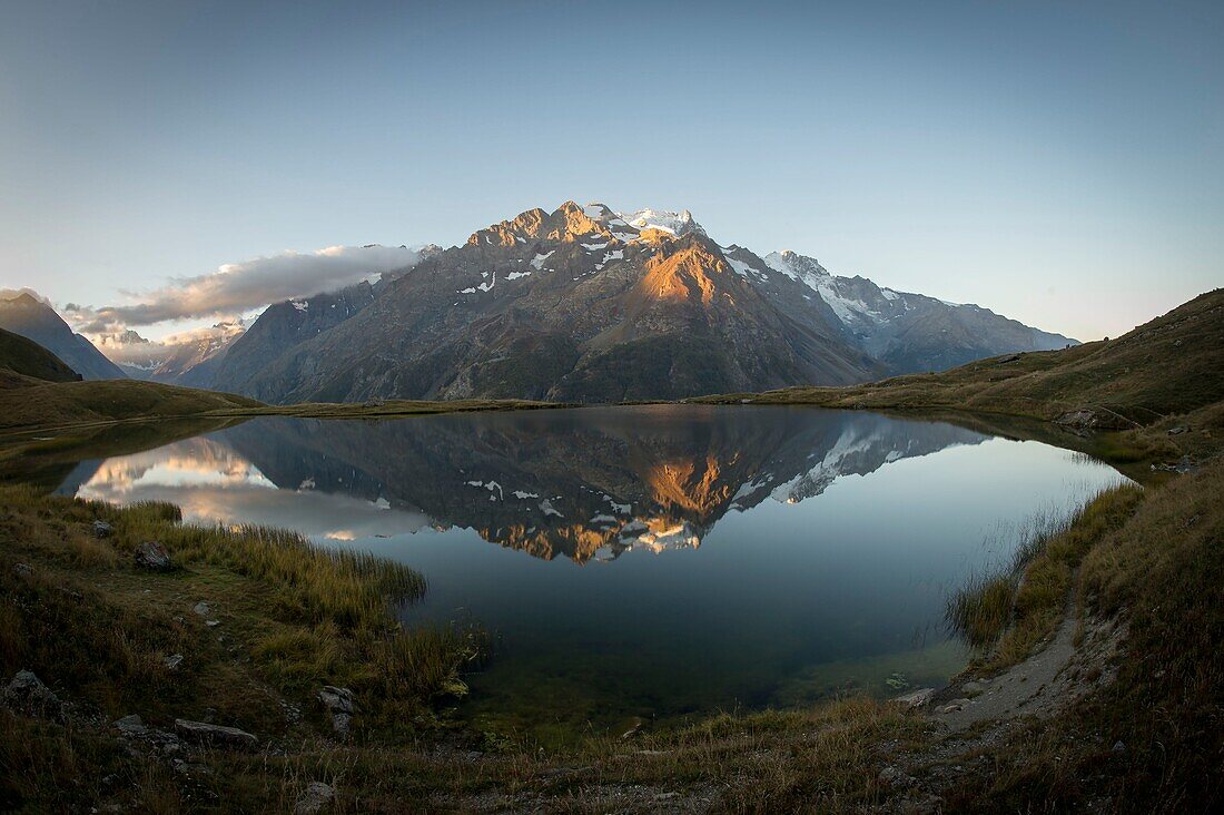 Frankreich, Hautes Alpes, Das massive Grab von Oisans, der Spiegel des Pontet-Sees bei Sonnenaufgang