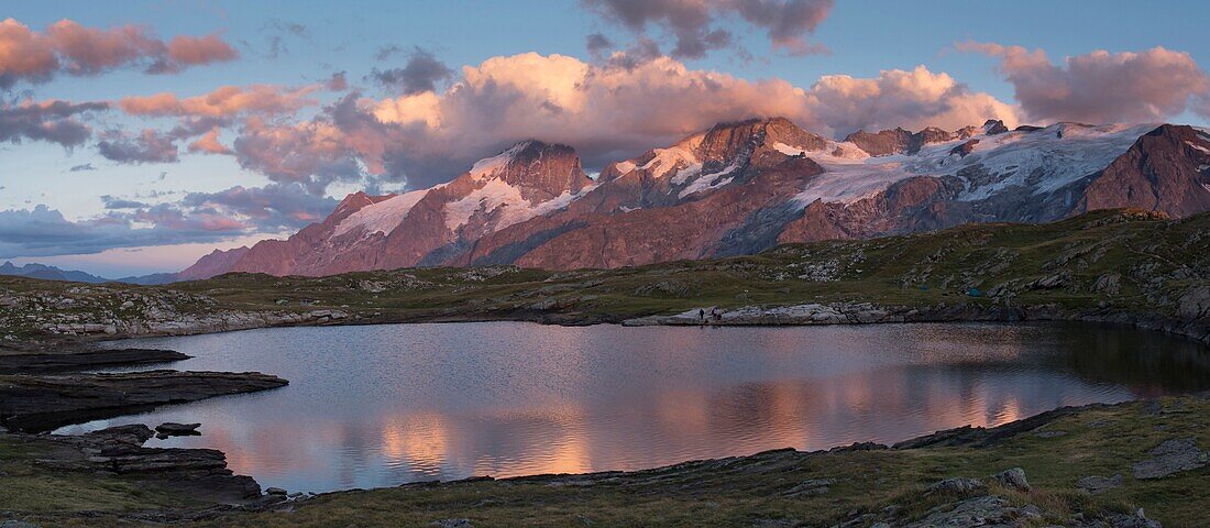 Frankreich, Hochalpen, La Grave, auf der Hochebene von Emparis, Panoramablick auf den Schwarzen See mit Blick auf das Meije-Massiv bei Sonnenuntergang