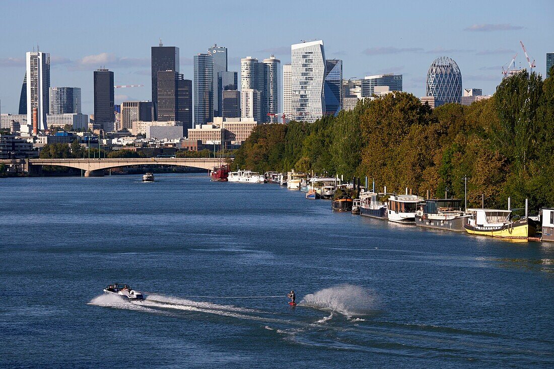 Frankreich, Hauts de Seine, die Suresne-Brücke, die Defense und der Bois de Boulogne von der Avre-Fußgängerbrücke aus, Wasserskifahren auf der Seine