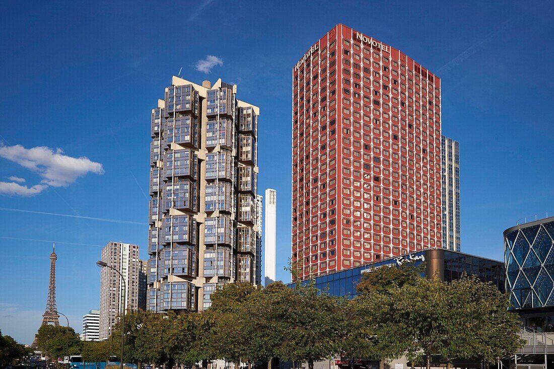 Frankreich, Paris, Beaugrenelle Zentrum, die Gebäude der Front de Seine und der Eiffelturm