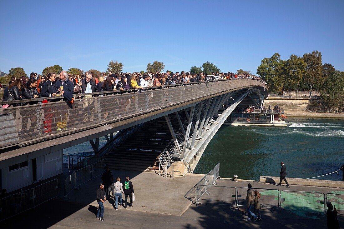 Frankreich, Paris, Welterbe der UNESCO, Leopold-Sedar-Senghor-Fußgängerbrücke, ehemalige Solferino-Brücke, während der L'Oreal-Parade