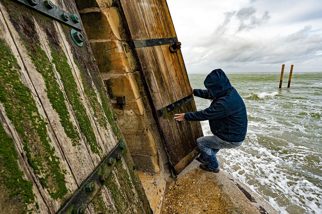 Frankreich, Gironde, Verdon sur Mer, Felsplateau von Cordouan, Leuchtturm von Cordouan, von der UNESCO in die Liste des Weltkulturerbes aufgenommen, Porträt der Leuchtturmwärter vor dem Linsenrastersystem des Leuchtturms