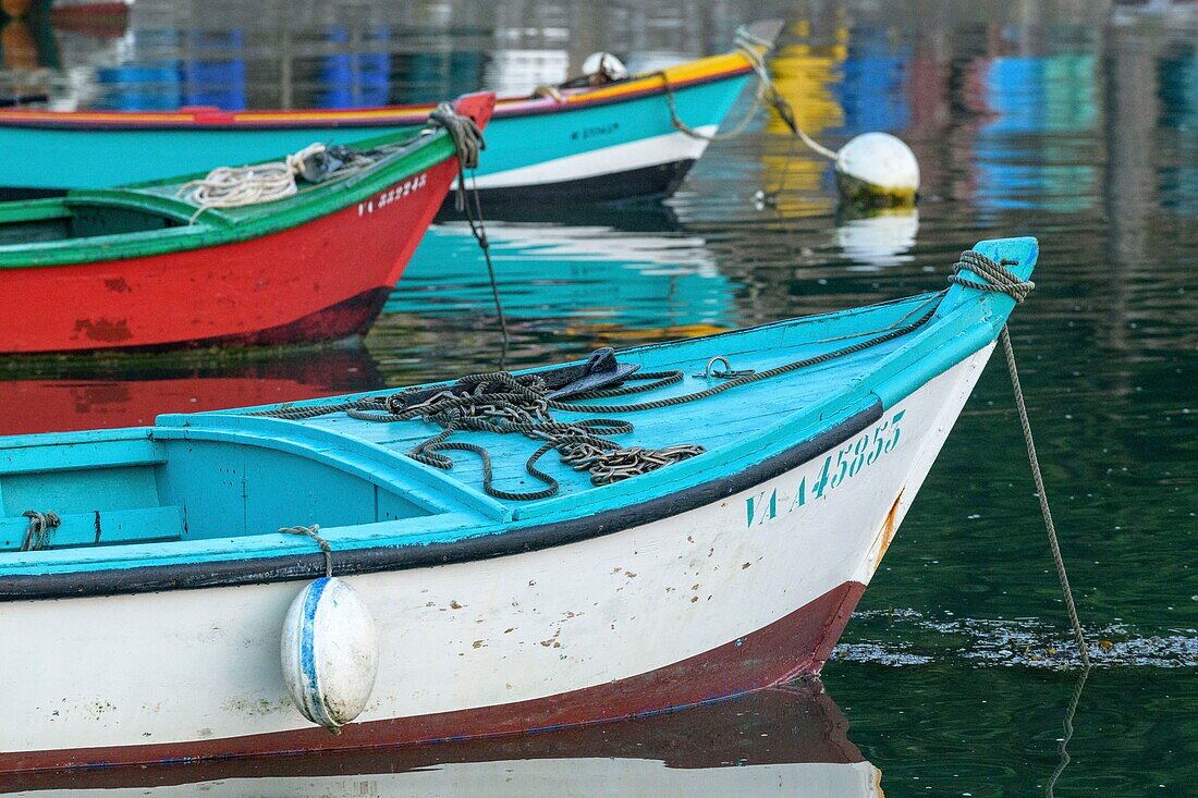 Frankreich, Morbihan, Sarzeau, Bootsdetail im Hafen von Logeo bei Sonnenaufgang