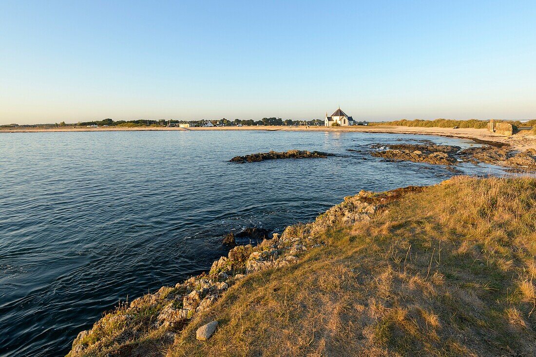 Frankreich, Morbihan, Sarzeau, Notre Dame der Küstenkapelle auf der Halbinsel Rhuys bei Sonnenuntergang