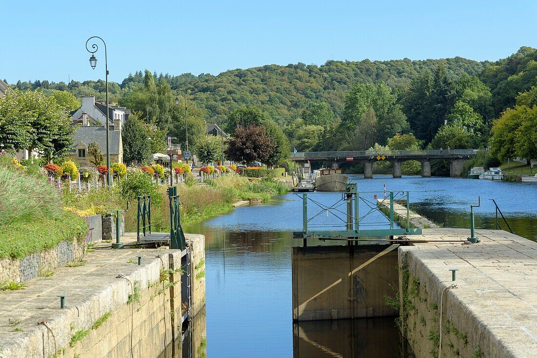 France, Morbihan, Pluméliau-Bieuzy, the canal from Nantes to Brest from the lock of the village of Saint-Nicolas-des-eaux