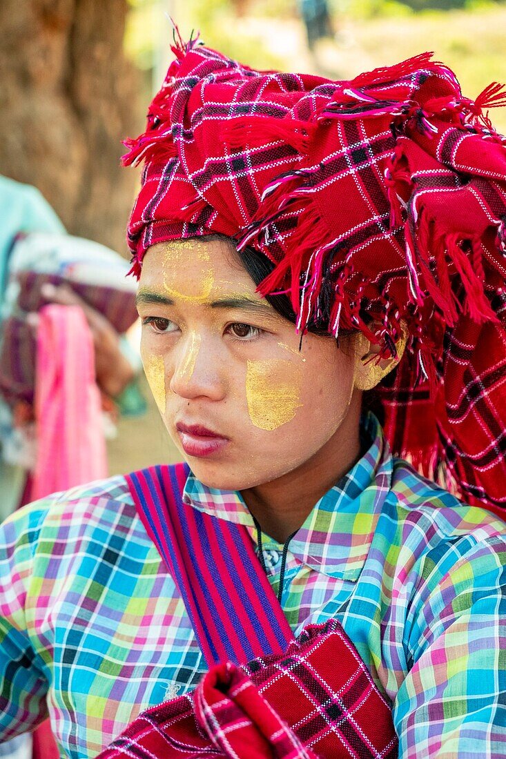 Myanmar (Burma), Shan State, Inle Lake, In Dein or Inthein, archaeological site of Nyaung Ohak, young craftswoman