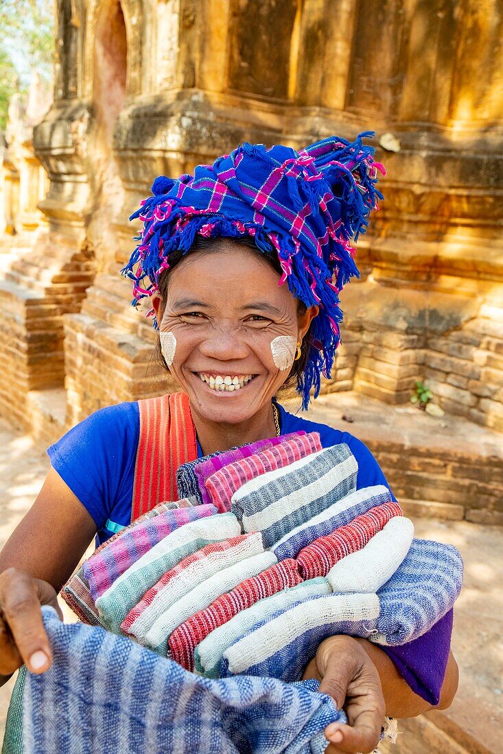 Myanmar (Burma), Shan State, Inle Lake, In Dein or Inthein, archaeological site of Nyaung Ohak, young craftswoman