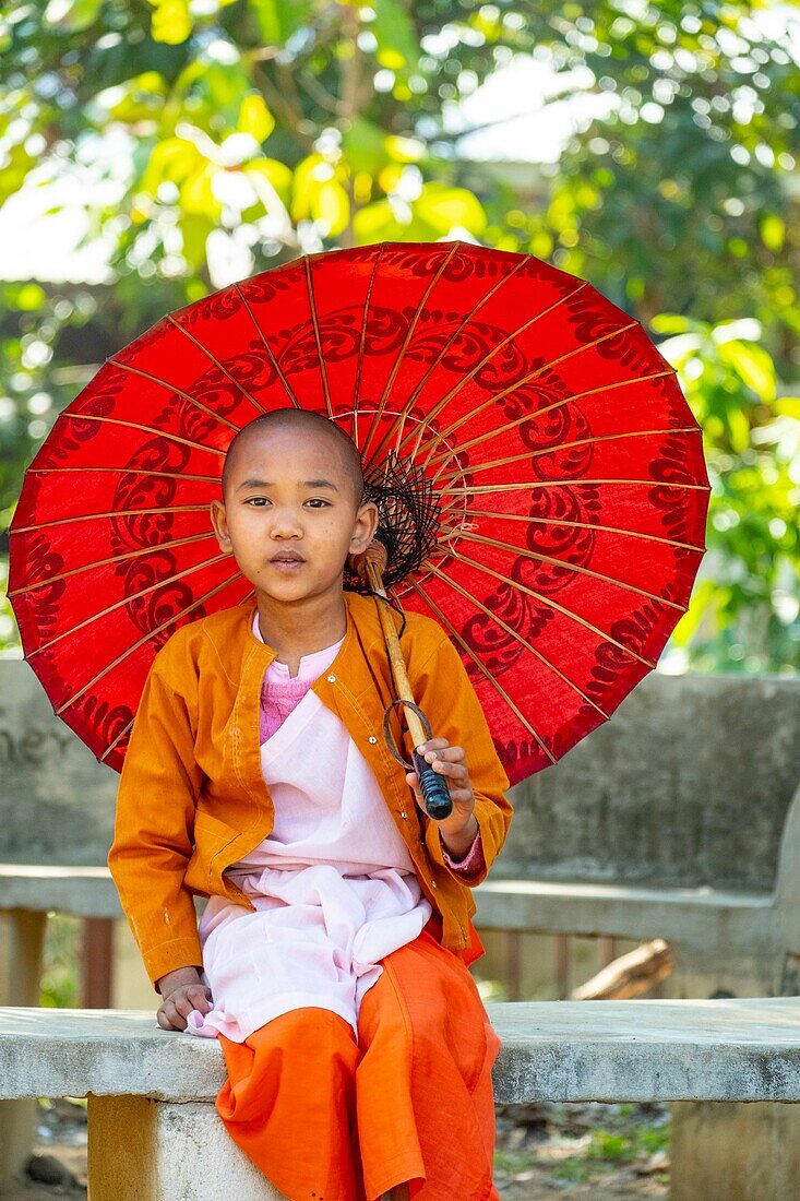 Myanmar (Burma), Sagaing region, Mingun City, Bodawpaya Pagoda, Novice