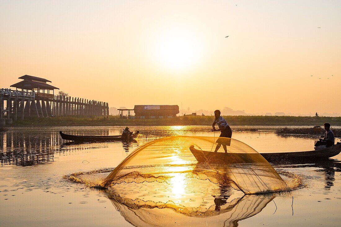 Myanmar (Burma), Mandalay region, Amarapura, the 1.2 km long Teak U Bein Bridge, was built in 1849 on Taungthaman Lake, sinners