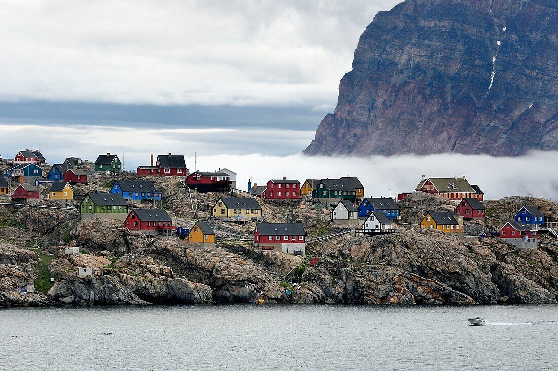 Grönland, Westküste, Baffinbucht, die Stadt Uummannaq klammert sich an den Felsen
