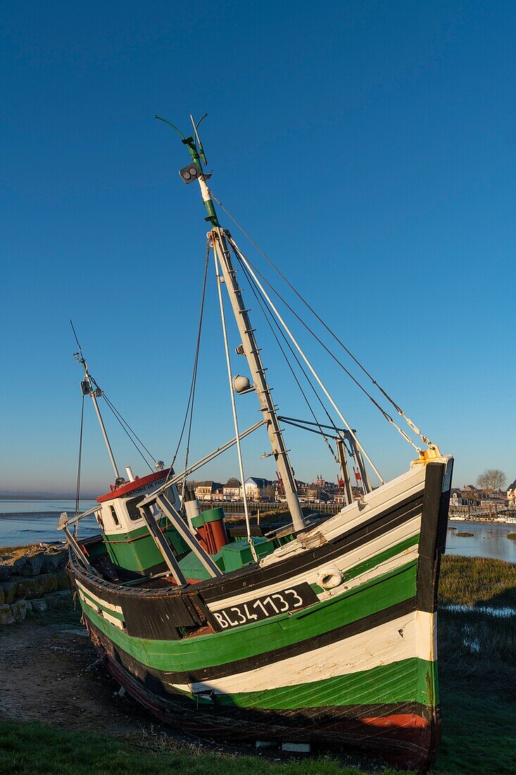 Frankreich, Somme, Baie de Somme, Le Crotoy, der kleine Bootsfriedhof von Crotoy, Heimat des berühmten grünen Trawlers Saint-Antoine-de-Padoue, ein Überbleibsel des früheren Fischereihafens und Schiffbaus in Le Crotoy