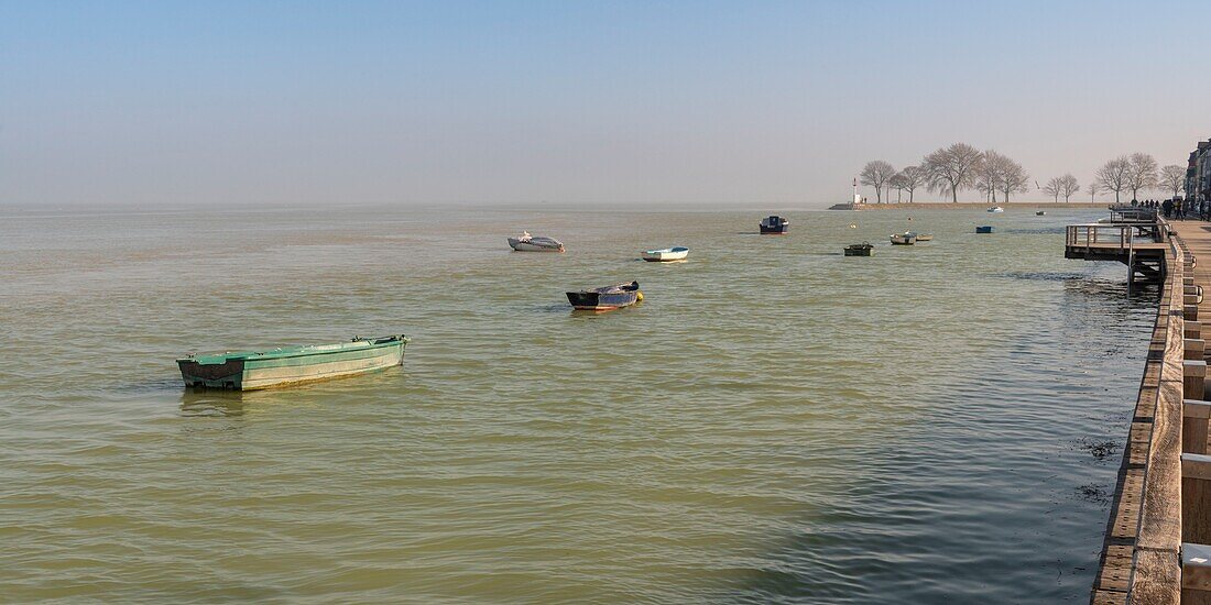 Frankreich, Somme, Baie de Somme, Saint-Valery-sur-Somme, Hochwasser (Koeffizient 115), das Wasser steht an den Kais der Somme fast auf dem höchsten Stand