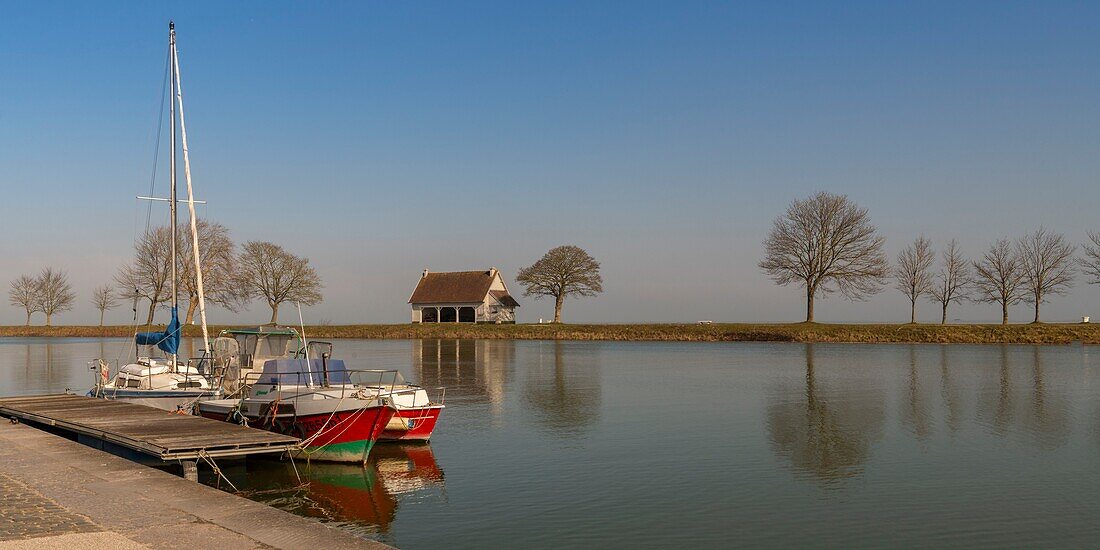 France, Somme, Baie de Somme, Saint-Valery-sur-Somme, High tide (coefficient 115), water is almost at its highest level on the quays along the Somme