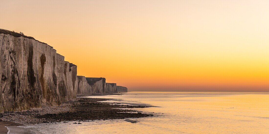 Frankreich, Somme, Picardie-Küste, Ault, Dämmerung am Fuße der Klippen, die sich in Richtung Le Tréport und Normandie erstrecken