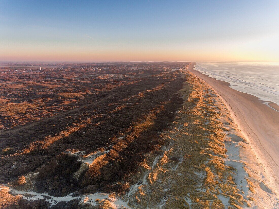 Frankreich, Somme, Fort-Mahon, Luftbild über die Dünen von Marquenterre zwischen der Bucht von Authie und der Baie de Somme, Fort-Mahon und Quend-Plage im Hintergrund