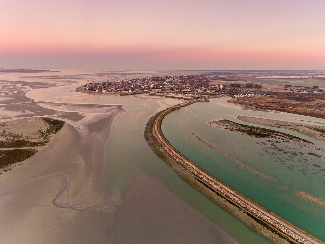 Frankreich, Somme, Baie de Somme, Le Crotoy, Luftaufnahme von Le Crotoy und dem Spülteich, der zur Entleerung von Sedimenten und zur Bekämpfung der Verschlammung der Bucht dient