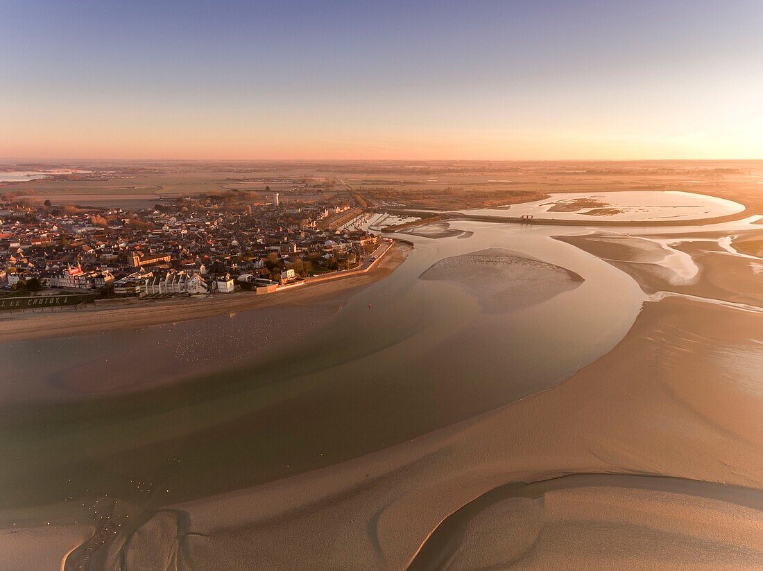 Frankreich, Somme, Baie de Somme, Le Crotoy, Luftbild des Sonnenaufgangs über dem Dorf Crotoy und der von der Ebbe entdeckten Slikke