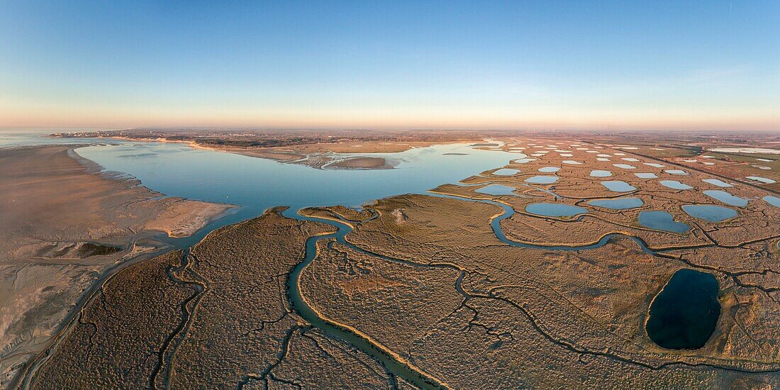 Frankreich, Somme, Fort-Mahon, Luftaufnahme der Authie-Bucht, wo die Mäander der Kanäle und die Teiche der Jagdhütten die Landschaft prägen, Blick auf Berck-sur-mer im Hintergrund, Panorama aus zusammengesetzten Bildern 7597 x 3799 px