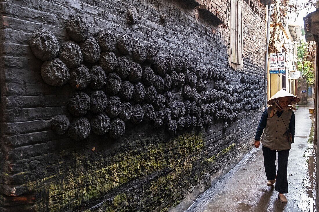 Vietnam, Bat Trang, in der Nähe von Hanoi, Keramikerdorf, Kohleklumpen an der Wand eines traditionellen Hauses