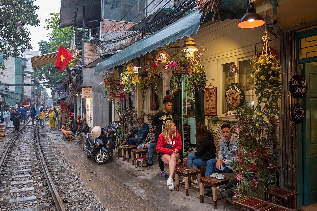 Vietnam, Hanoi, Eisenbahn, die im Herzen der Altstadt vorbeifährt, Touristen warten auf die Durchfahrt eines Zuges