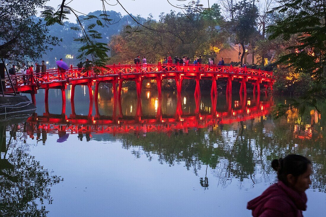 Vietnam, Hanoi, Altstadt, Huc-Brücke am Hoan-Kiem-See (restaurierter Schwert-See) und Ngoc-Son-Pagode (Tempel des Jadebergs)