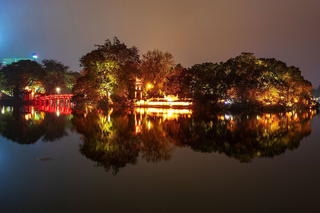 Vietnam, Hanoi, Old Town, Huc Bridge on Hoan Kiem Lake (Restored Sword Lake) and Ngoc Son pagoda (temple of the Jade Mountain)