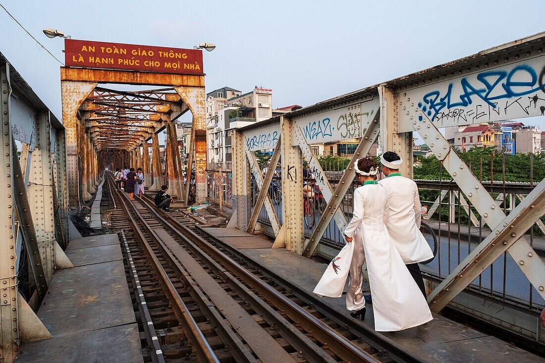 Vietnam, Hanoi, Rotes Flussdelta, Long-Bien-Brücke, ehemals Paul-Doumer-Brücke, die den Roten Fluss überquert, ist nicht mehr für den Verkehr von Zügen, Zweirädern und Fußgängern reserviert